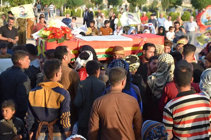 Cenazeyê şehîdê QSD'ê El-Faris bi merasîmekê hate veşartin