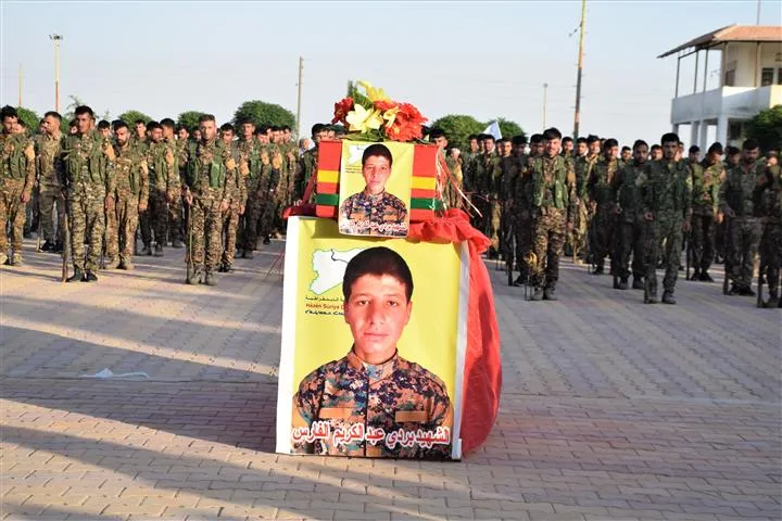 Cenazeyê şehîdê QSD'ê El-Faris bi merasîmekê hate veşartin