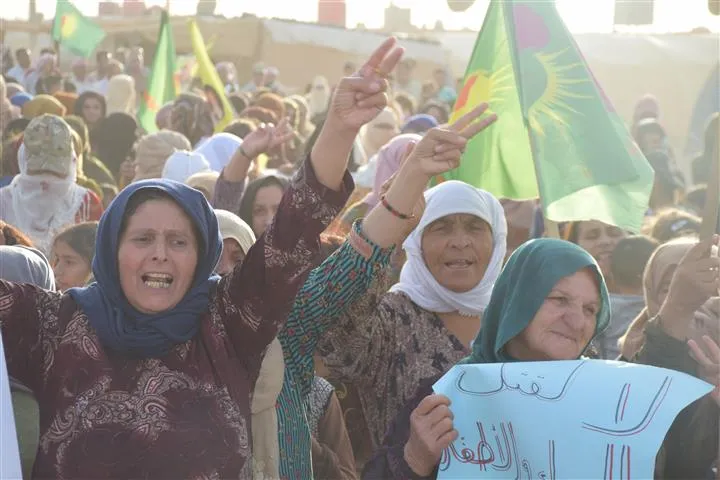 Koçberên Serêkaniyê li dijî planên dewleta Tirk a dagirker meşiyan