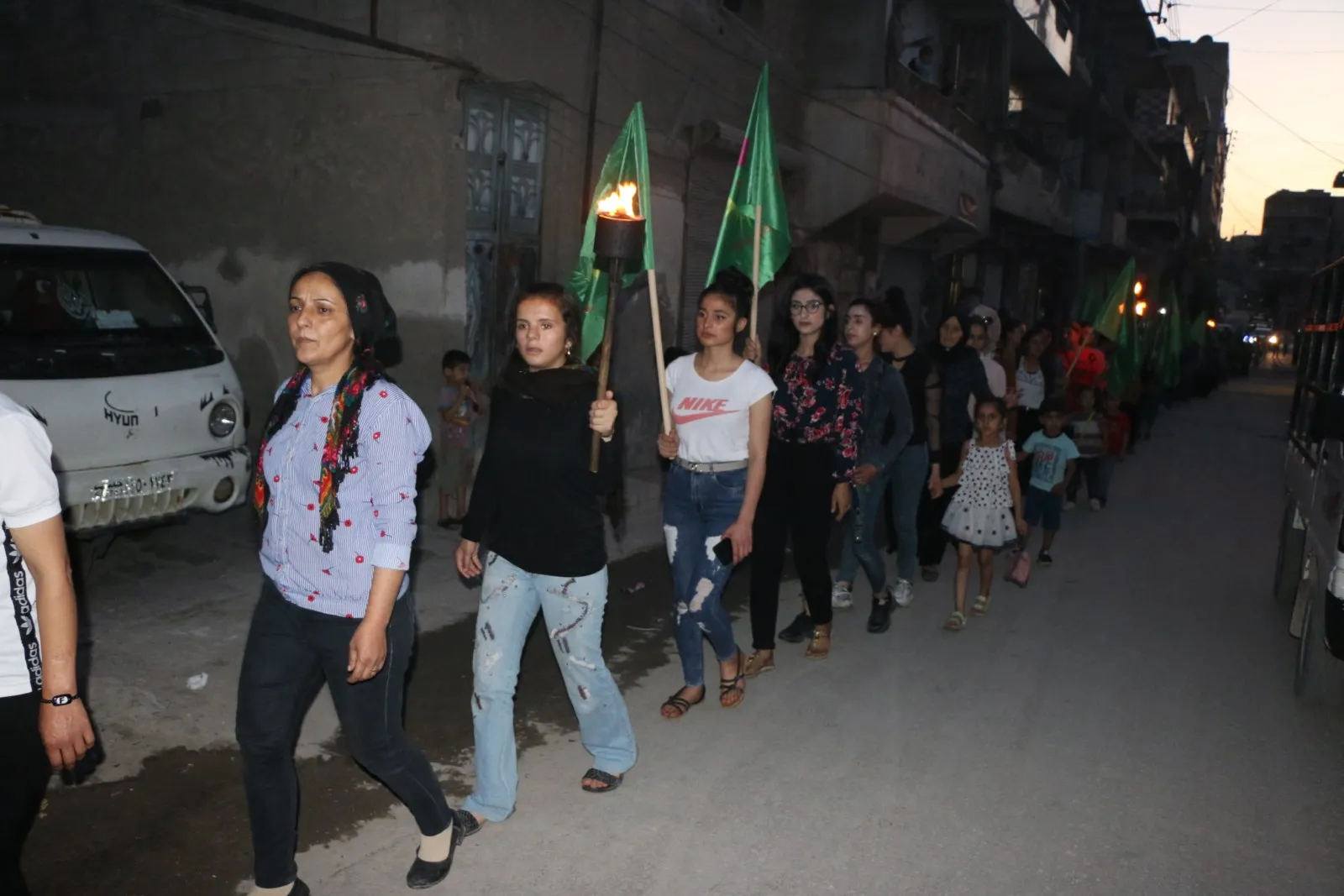 Jinên ciwan bi meşeke meşalayî dagirkerî şeremzar kir û berxwedana gerîla silav kir