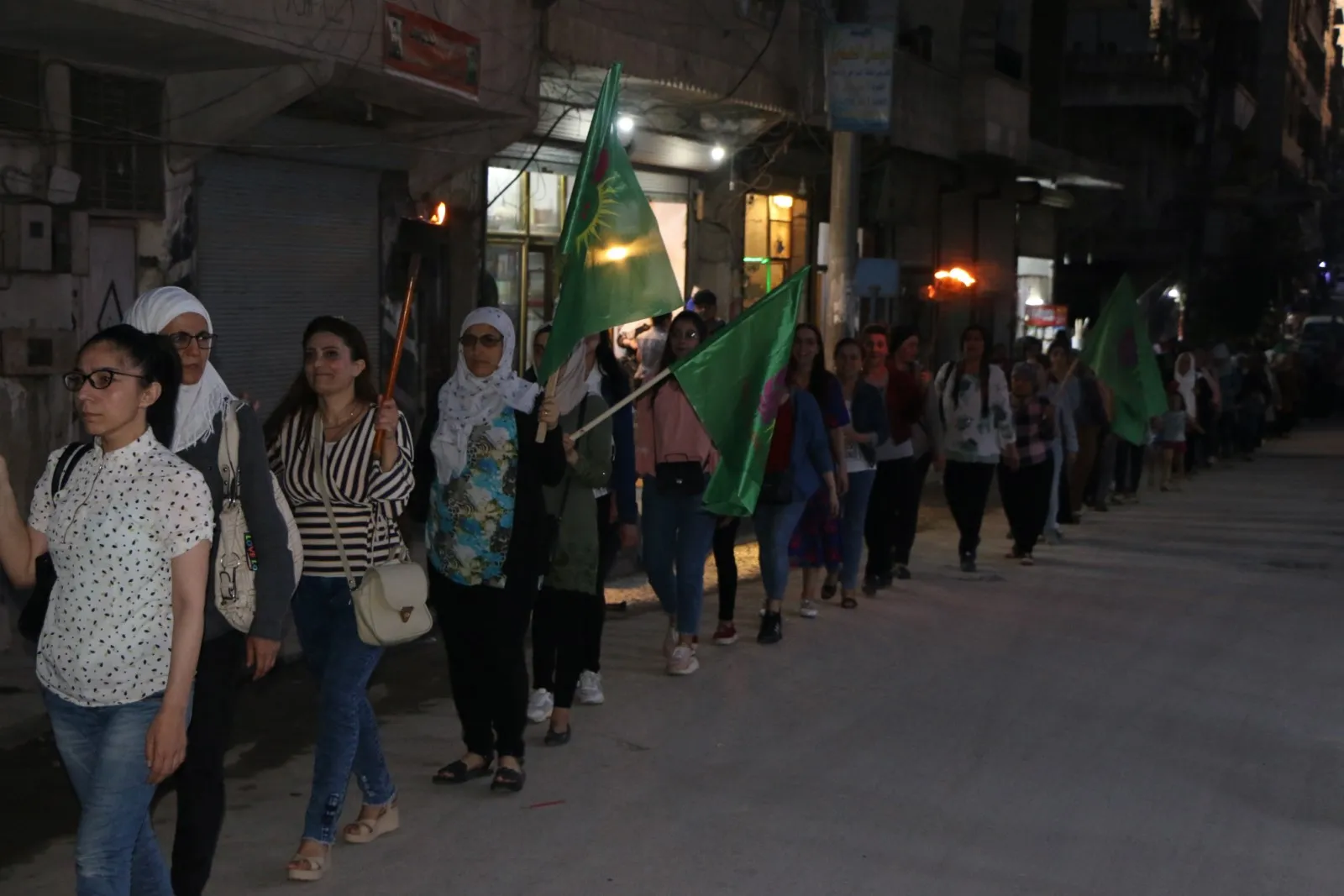 Jinên ciwan bi meşeke meşalayî dagirkerî şeremzar kir û berxwedana gerîla silav kir