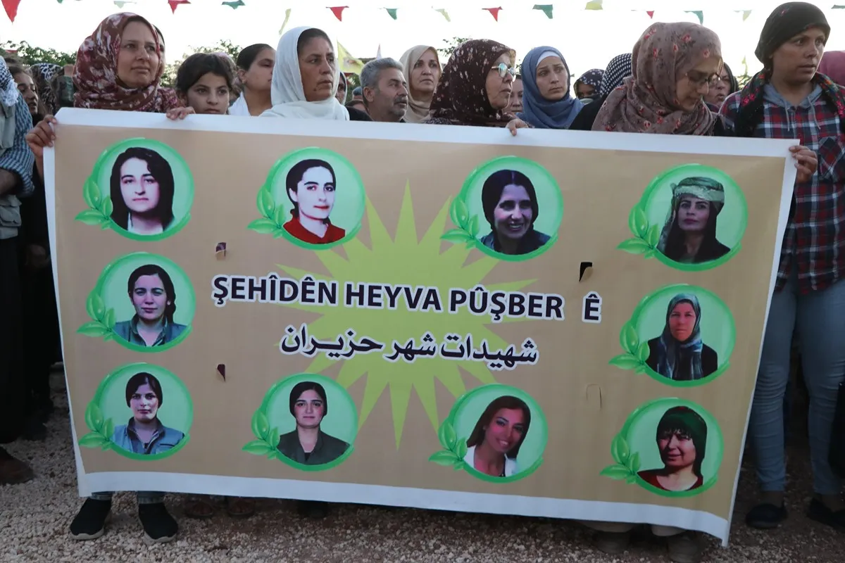 ​​​​​​​​​​​​​​Malbatên şehîdan ên Efrînê ji bo şehîd Zîlan mûm vêxistin