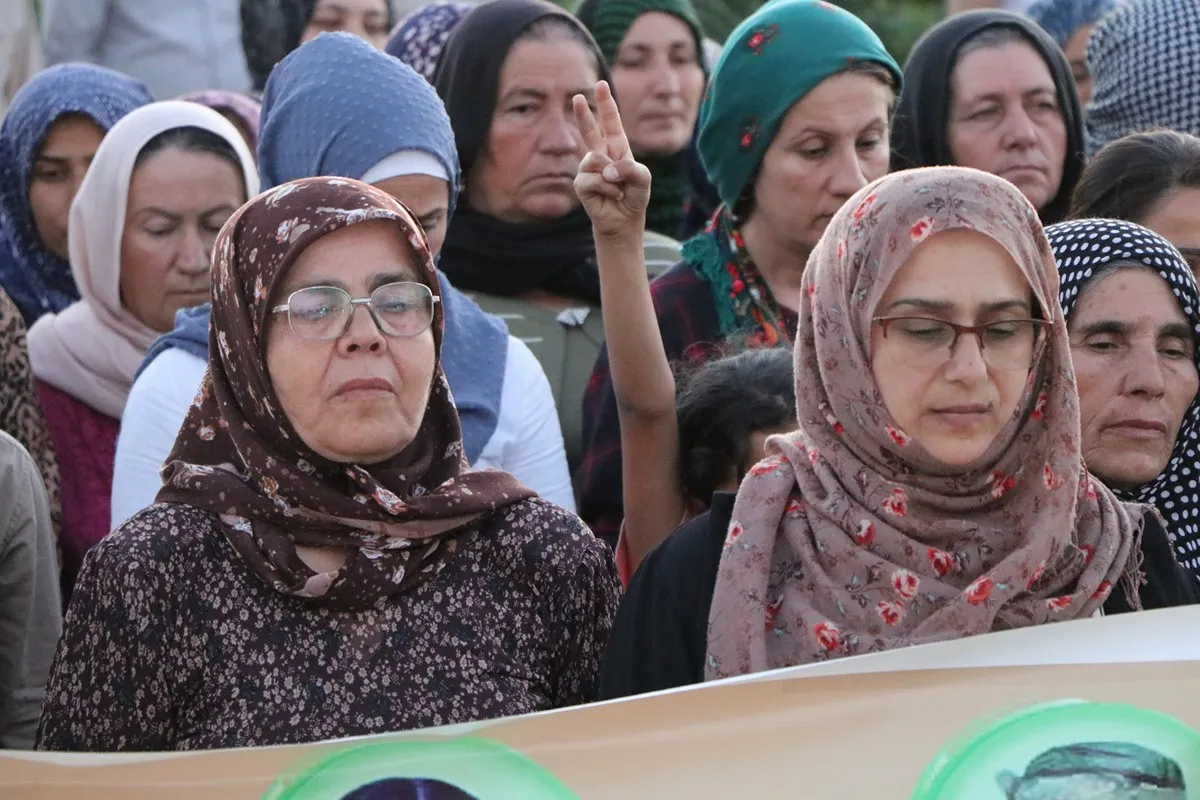 ​​​​​​​​​​​​​​Malbatên şehîdan ên Efrînê ji bo şehîd Zîlan mûm vêxistin