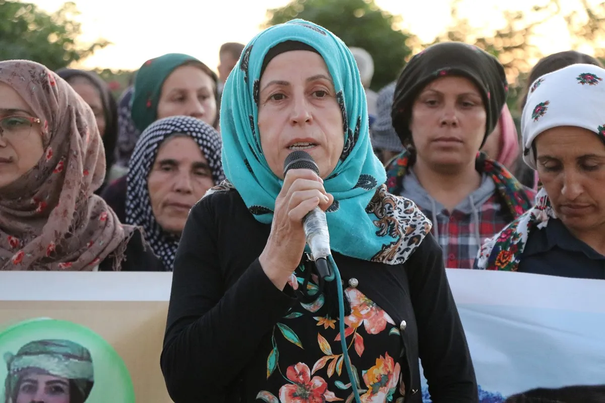 ​​​​​​​​​​​​​​Malbatên şehîdan ên Efrînê ji bo şehîd Zîlan mûm vêxistin