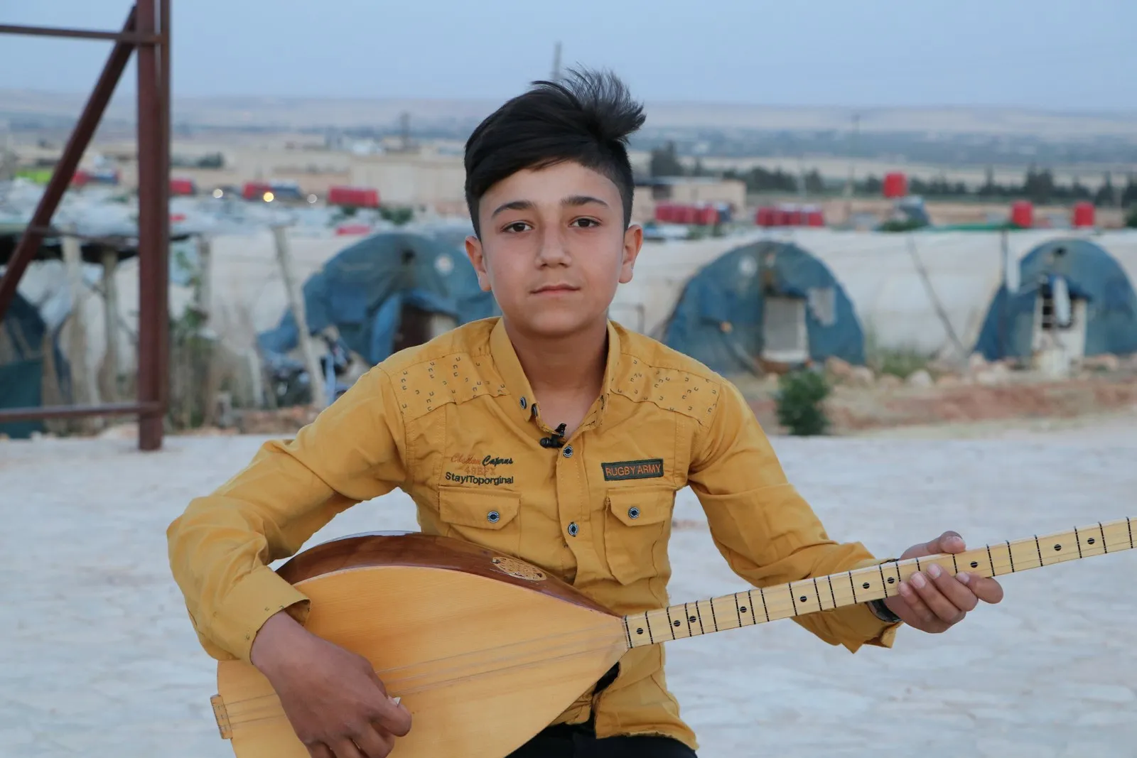 Bahoz ê 14 salî bi stranan hezkirina xwe ji warê xwe re îfade dike