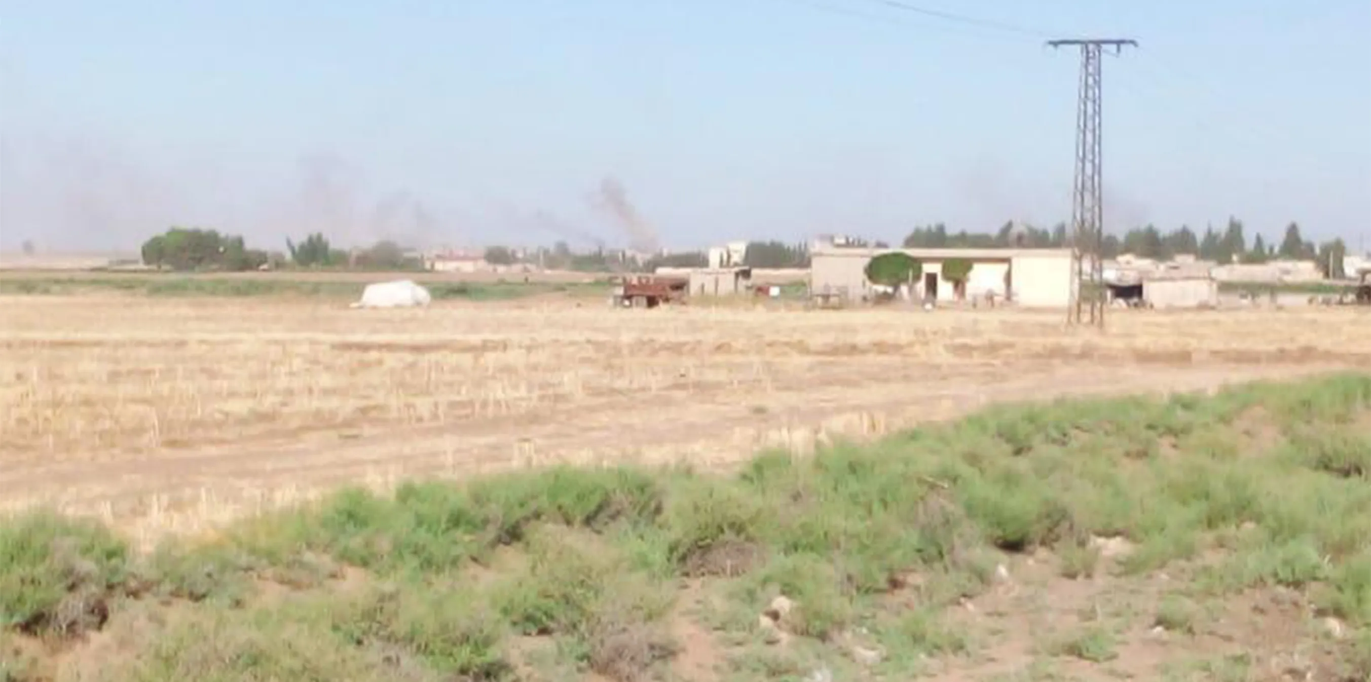 Dagirker gundekî li ser rêya Til Temir-Qamişlo topbaran dike