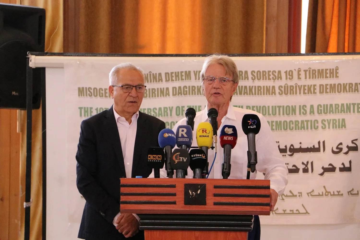 Beşdarên Komcivîna Navneteweyî hevgirtina xwe ji bo Rêveberiya Xweser anîn ziman