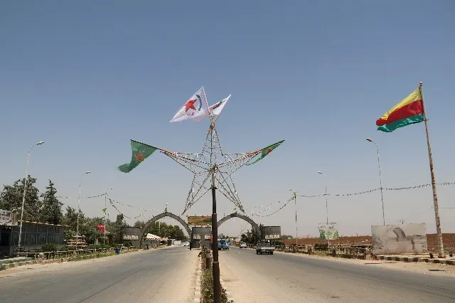 Bakur û Rojhilatê Sûriyê di 10’emîn salvegera şoreşê de tê xemilandin