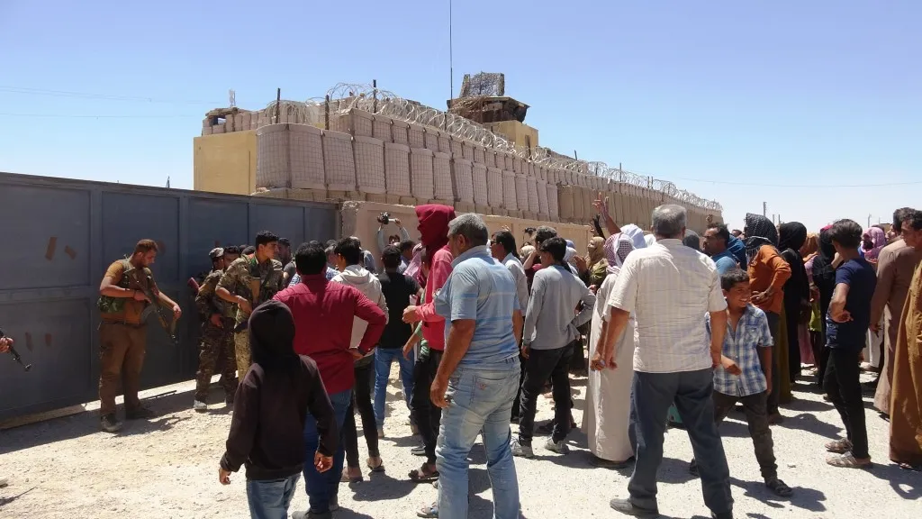 Şêniyên Eyn Îsa li pêşiya baregeha Rûsyayê çalakiyeke protestoyî li dar xist