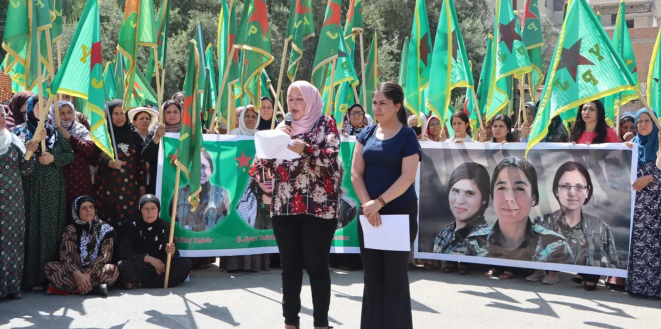 Jinên Qamişlo êrişa li ser her sê fermandarên jin li ber avahiya NY’yê şermezar kir