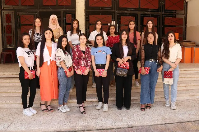 Komîteya Rêveberiya Dibistanên Dêrikê xwendekarên serkeftî xelat kirin