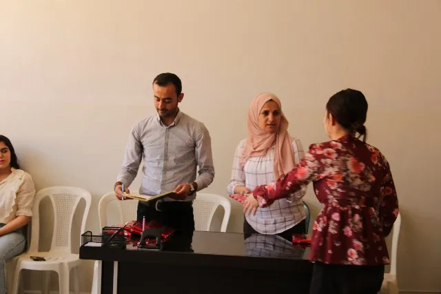 Komîteya Rêveberiya Dibistanên Dêrikê xwendekarên serkeftî xelat kirin