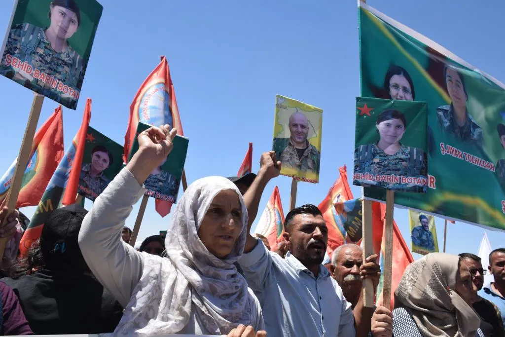​​​​​​​Ji pêşiya baregeha Rûsyayê şêniyên kantona Kobanê bêdengiya Rûsya şermezar kir