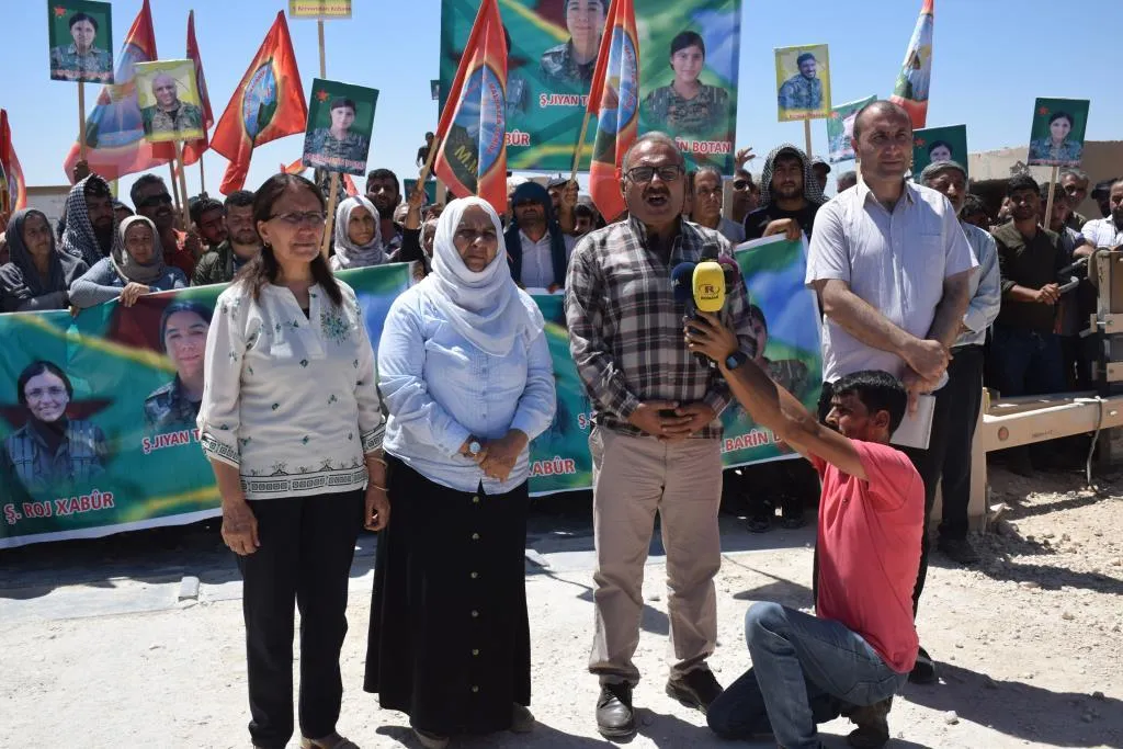 ​​​​​​​Ji pêşiya baregeha Rûsyayê şêniyên kantona Kobanê bêdengiya Rûsya şermezar kir