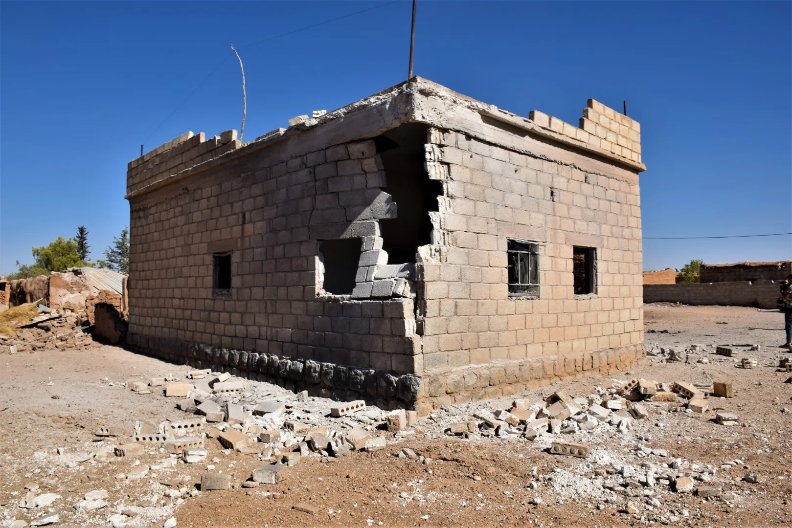 ANHA'yê li gundê Mecbîra yê Til Temirê wêraniya ji ber topbaranê belge kir