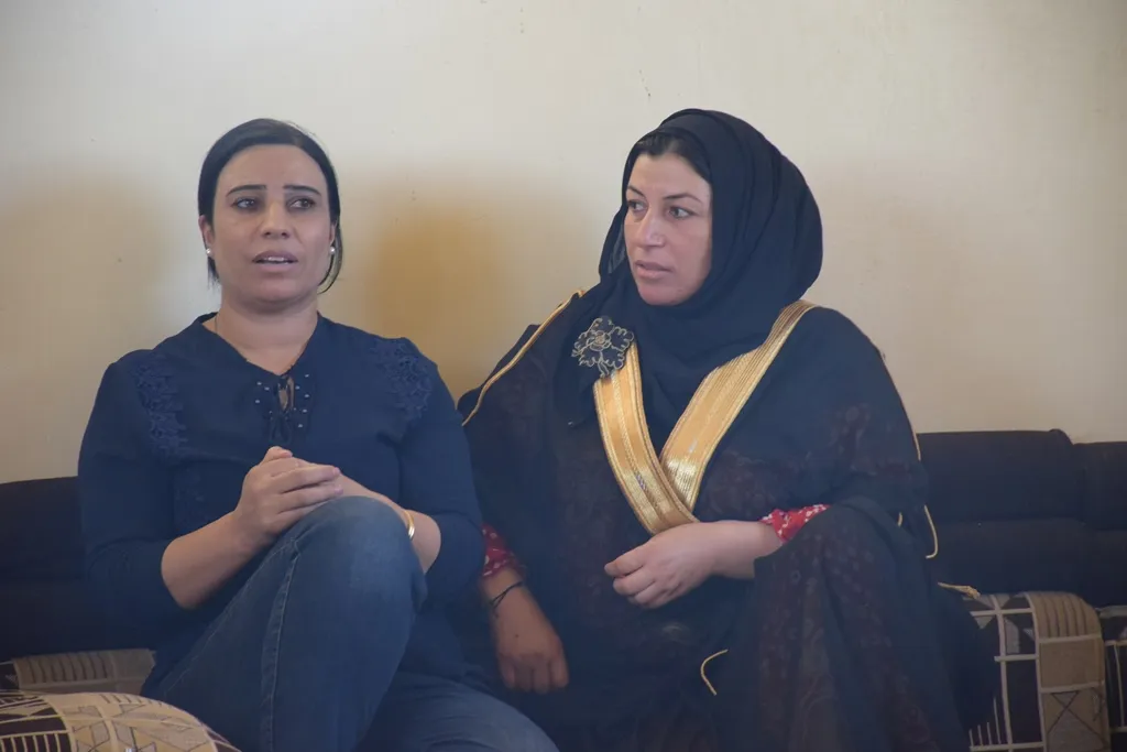 Jinên PYD'î bi jinên eşîrên Ereb re civiyan