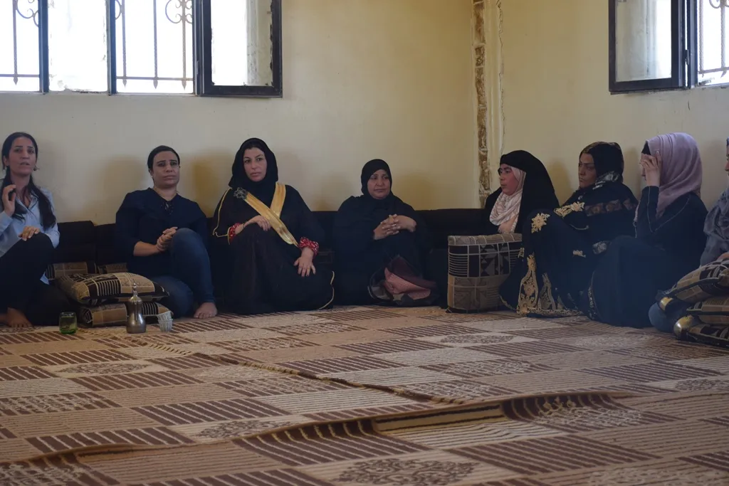 Jinên PYD'î bi jinên eşîrên Ereb re civiyan