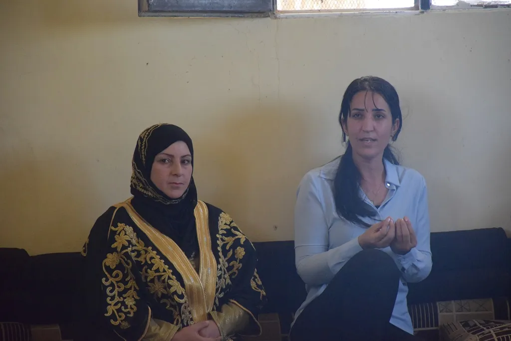 Jinên PYD'î bi jinên eşîrên Ereb re civiyan