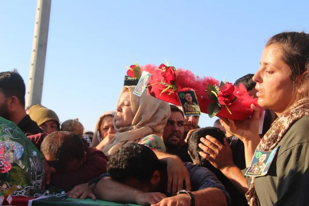 Şêniyên Kobanê cenazeyên 2 şehîdan li Goristana Şehîd Dîcle veşartin