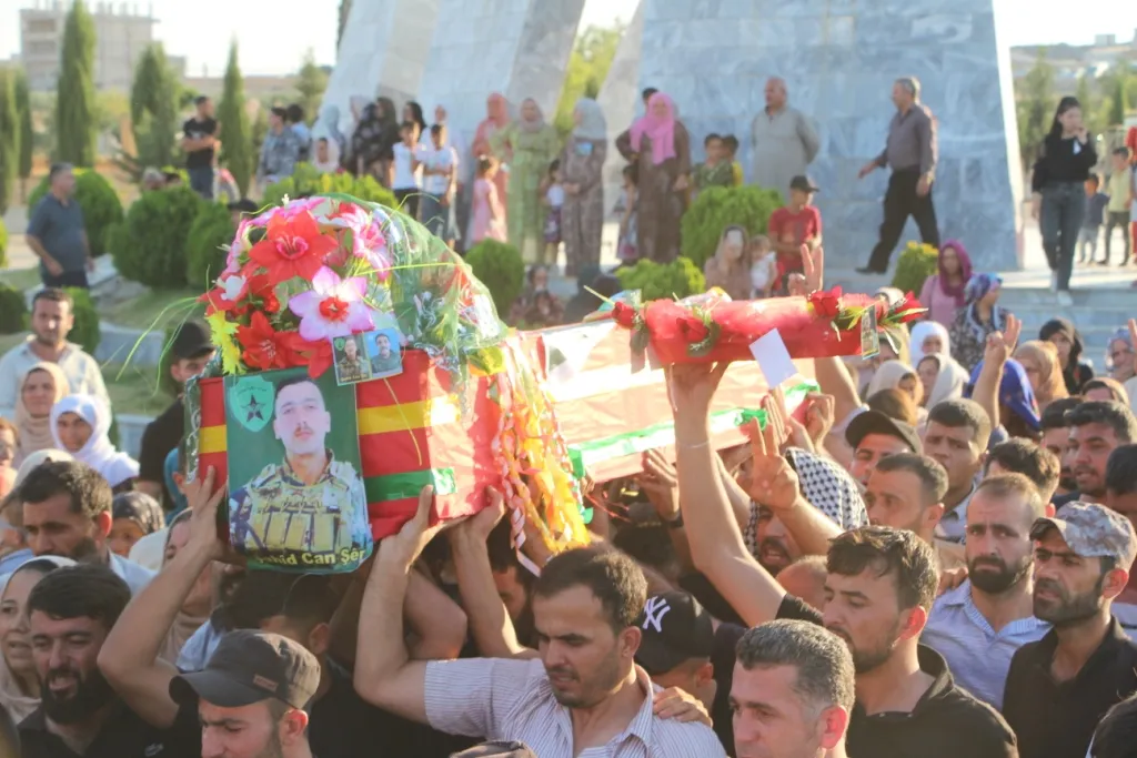 Şêniyên Kobanê cenazeyên 2 şehîdan li Goristana Şehîd Dîcle veşartin