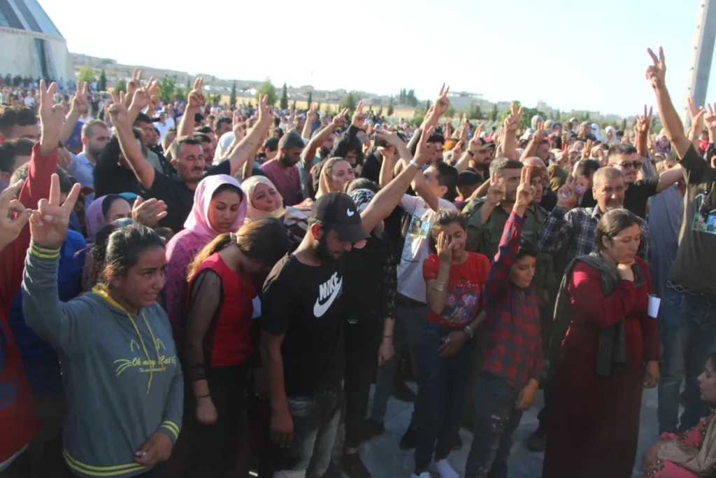 Şêniyên Kobanê cenazeyên 2 şehîdan li Goristana Şehîd Dîcle veşartin