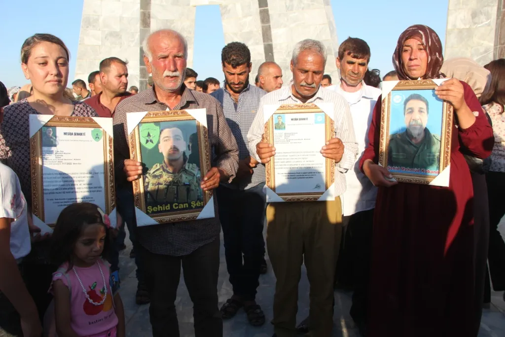 Şêniyên Kobanê cenazeyên 2 şehîdan li Goristana Şehîd Dîcle veşartin