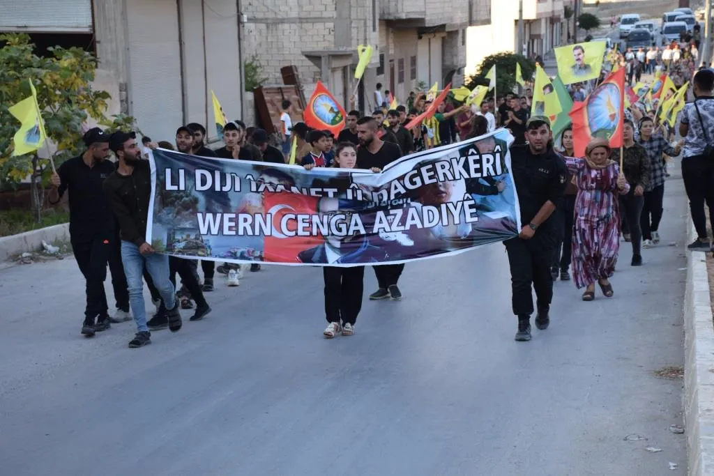 Şêniyên Kobanê li dijî êrişên dagirkeriyê yên Tirkiyê meşiyan