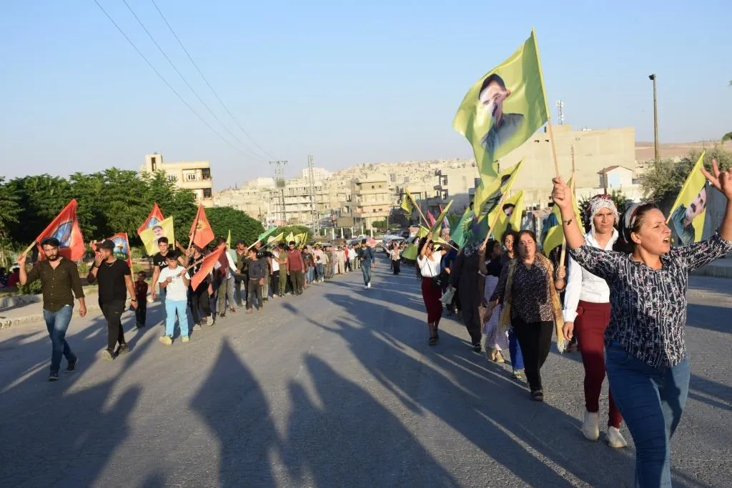 Şêniyên Kobanê li dijî êrişên dagirkeriyê yên Tirkiyê meşiyan