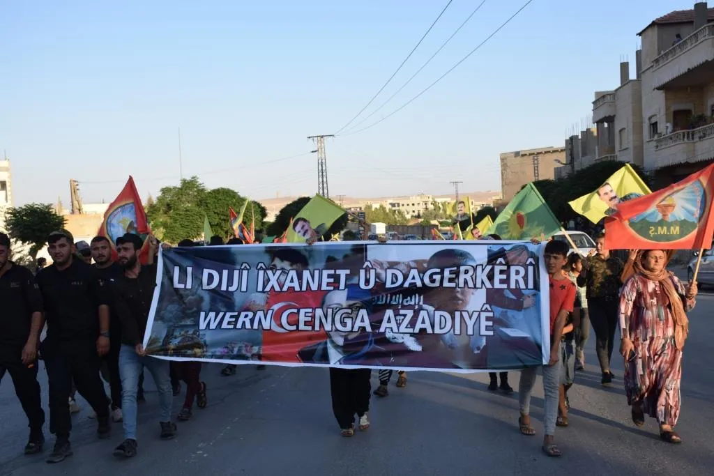 Şêniyên Kobanê li dijî êrişên dagirkeriyê yên Tirkiyê meşiyan