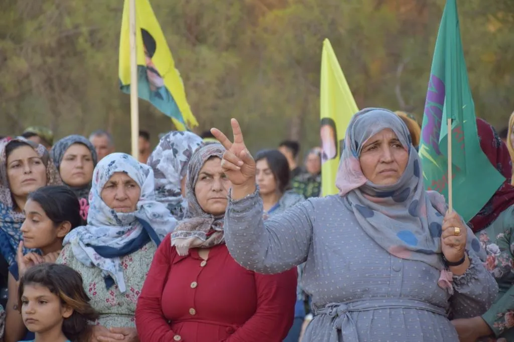 Şêniyên Kobanê li dijî êrişên dagirkeriyê yên Tirkiyê meşiyan