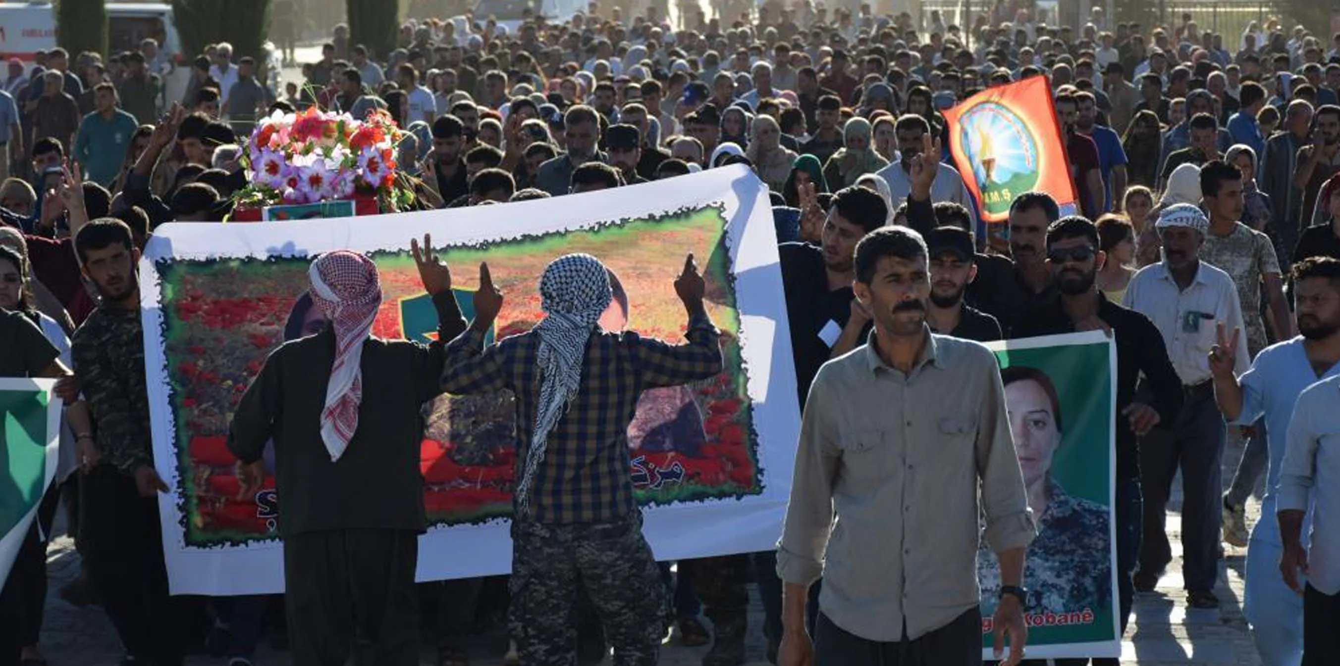 Şêniyên Kobanê cenazeyê şehîd Mizgîn spart axê