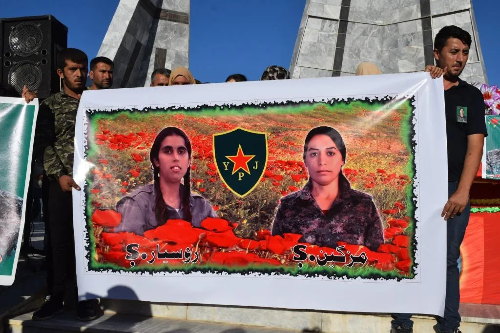 Şêniyên Kobanê cenazeyê şehîd Mizgîn spart axê