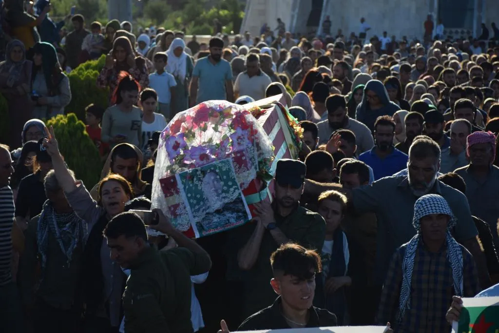 Şêniyên Kobanê cenazeyê şehîd Mizgîn spart axê