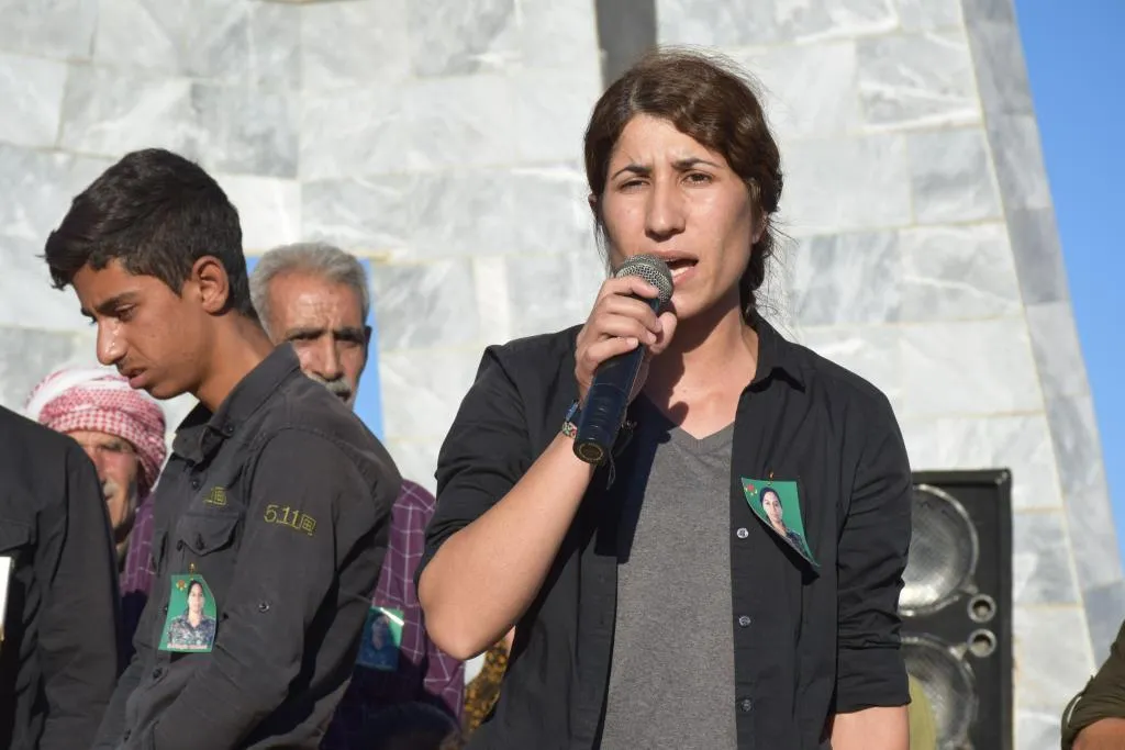 Şêniyên Kobanê cenazeyê şehîd Mizgîn spart axê