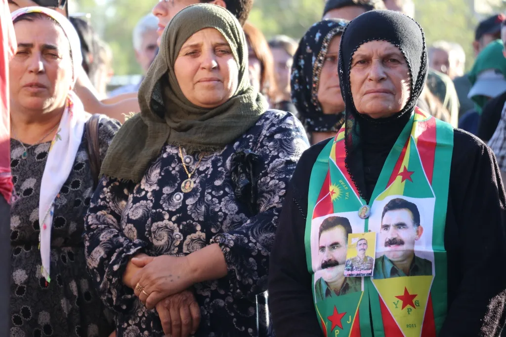 ​​​​​​​Li Qamişlo bi hezaran cenazeyê 3 şehîdan spartin axê
