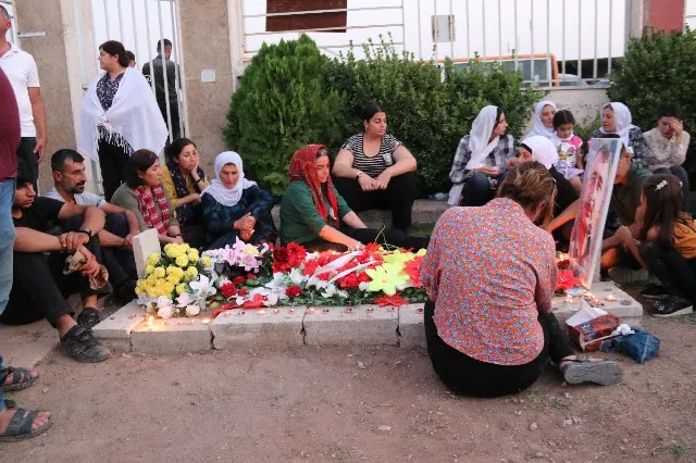 Bi boneya cejna Qurbanê, mûm li ser gorên şehîdan hatin pêxistin