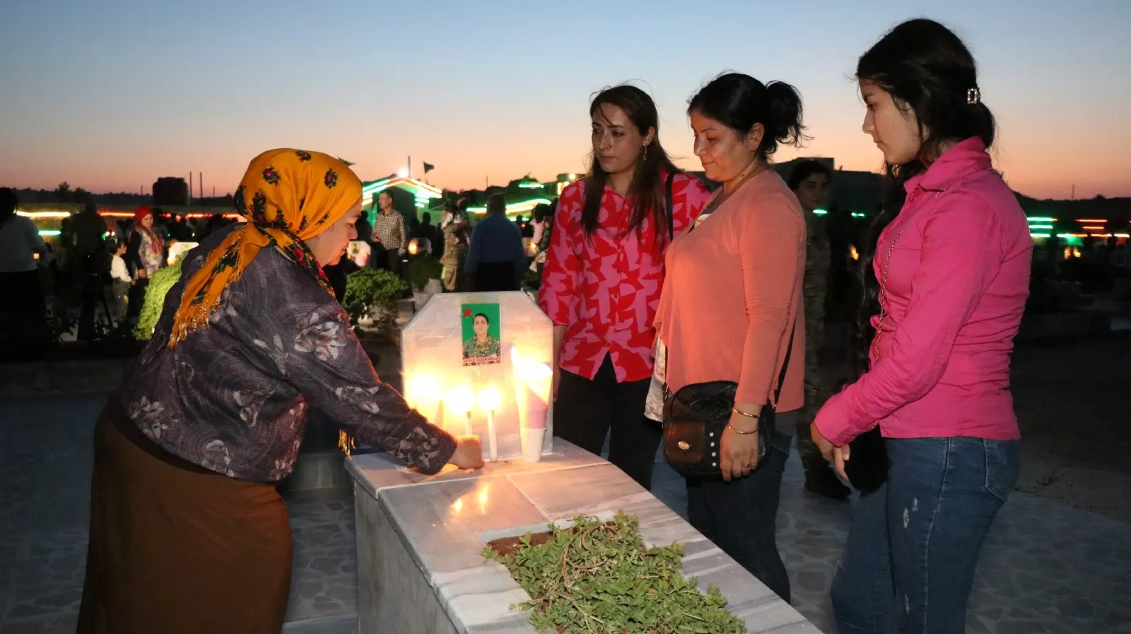 Bi boneya cejna Qurbanê, mûm li ser gorên şehîdan hatin pêxistin