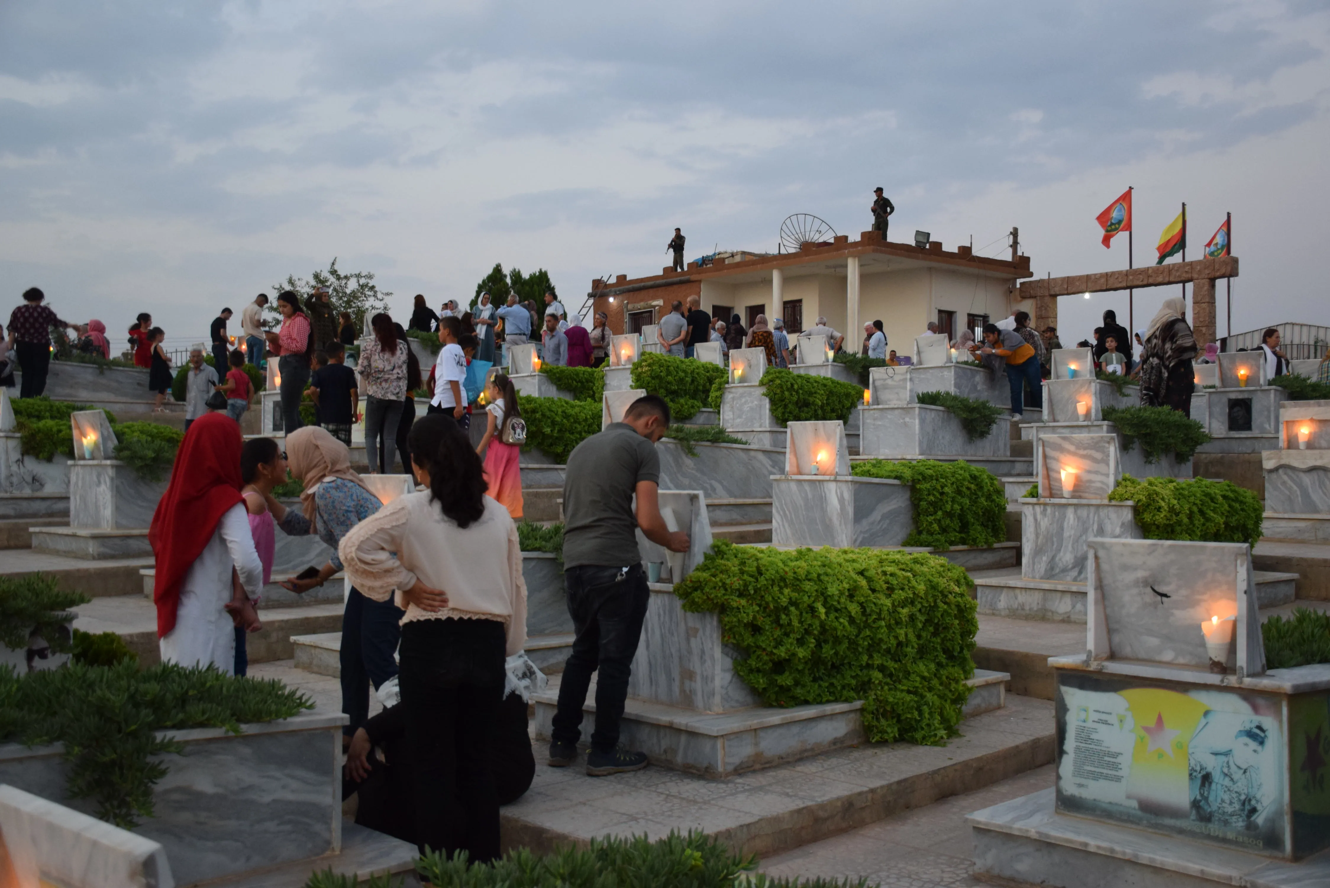Bi boneya cejna Qurbanê, mûm li ser gorên şehîdan hatin pêxistin