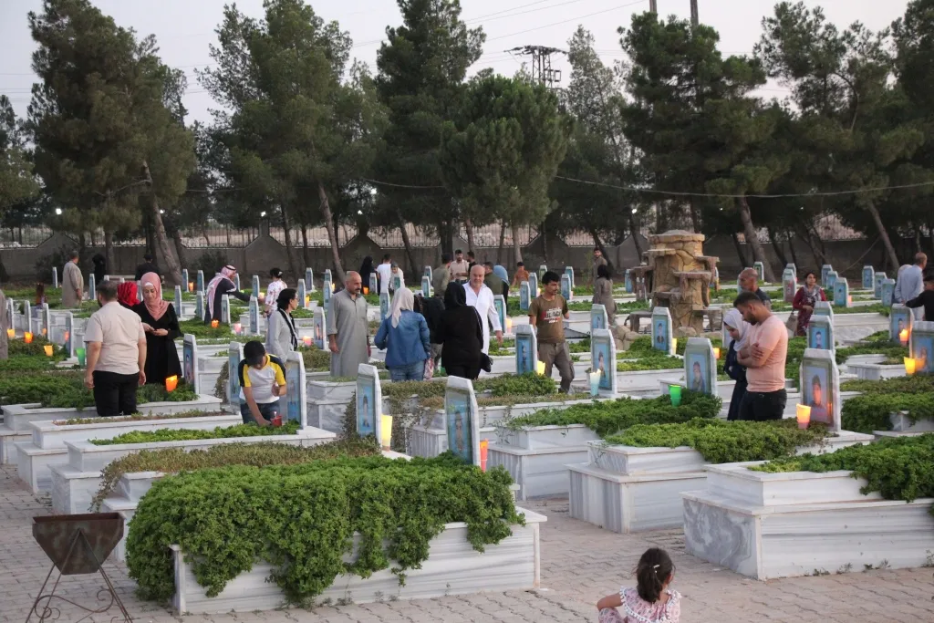 Bi boneya cejna Qurbanê, mûm li ser gorên şehîdan hatin pêxistin