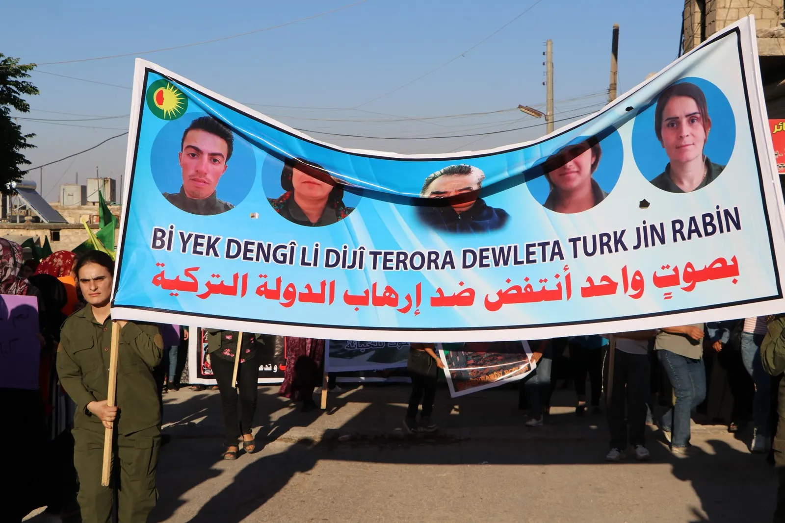 Bi hezaran şêniyên Efrînê li dijî êrişên dewleta Tirk meşiyan