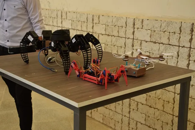 Xwendekarên Mekatronîk di projeya xwe ya derçûnê de alavên elektronîk çêkirin