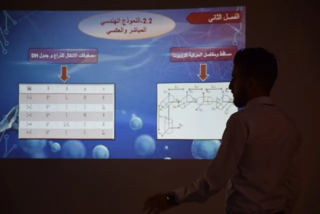 Xwendekarên Mekatronîk di projeya xwe ya derçûnê de alavên elektronîk çêkirin