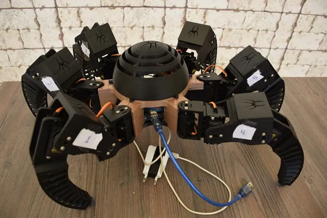 Xwendekarên Mekatronîk di projeya xwe ya derçûnê de alavên elektronîk çêkirin