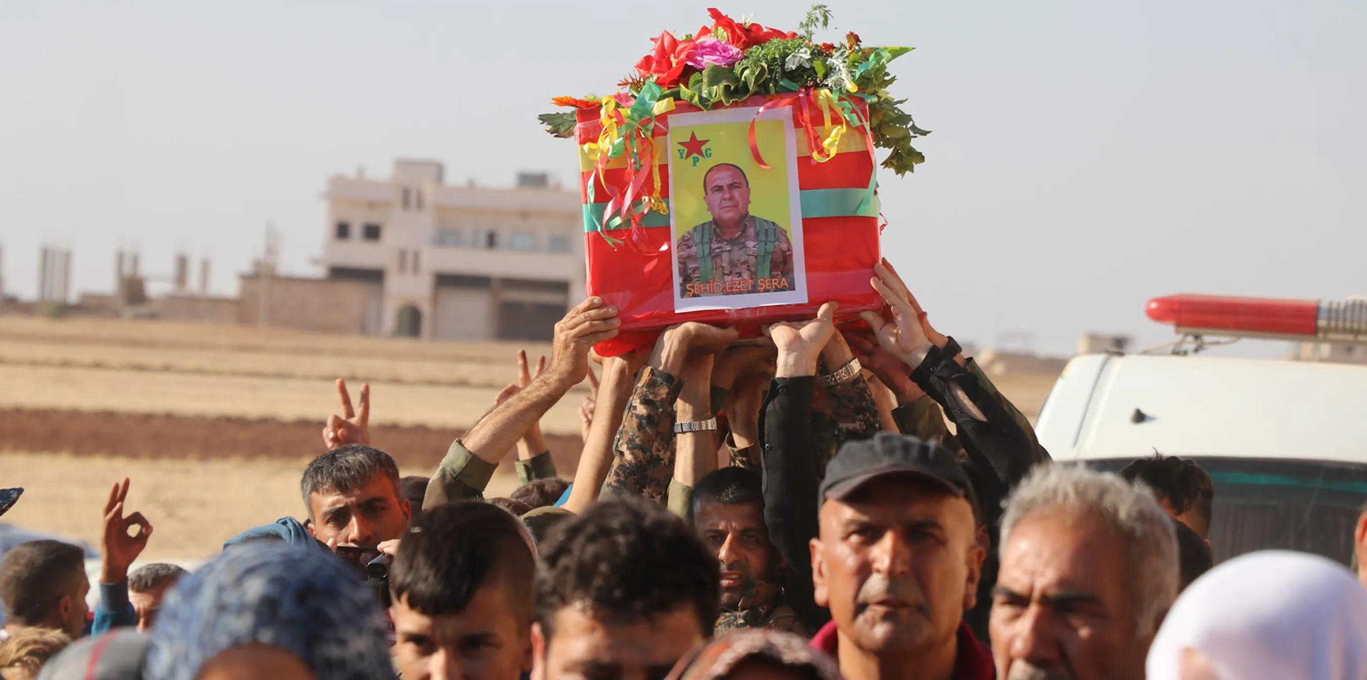 ​​​​​​​Şêniyên herêma Efrînê cenazeyê şehîd Izet Şera spart axê