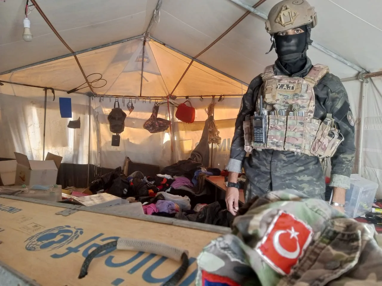 Têkiliya DAIŞ û Tirkiyê: Li Kampa Holê cilên artêşa Tirk a dagirker hatin dîtin