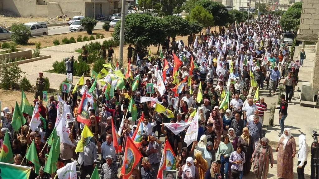 Şêniyên Kobanê li dijî êrişên dewleta Tirk a dagirker meşiyan
