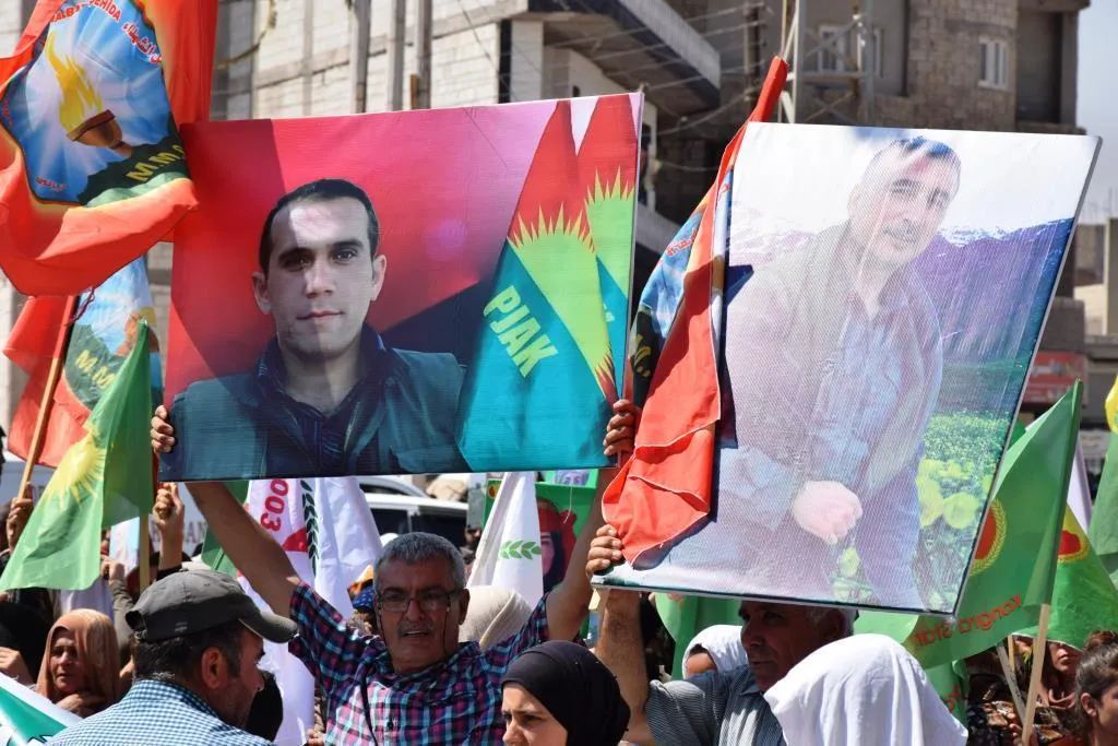Şêniyên Kobanê li dijî êrişên dewleta Tirk a dagirker meşiyan
