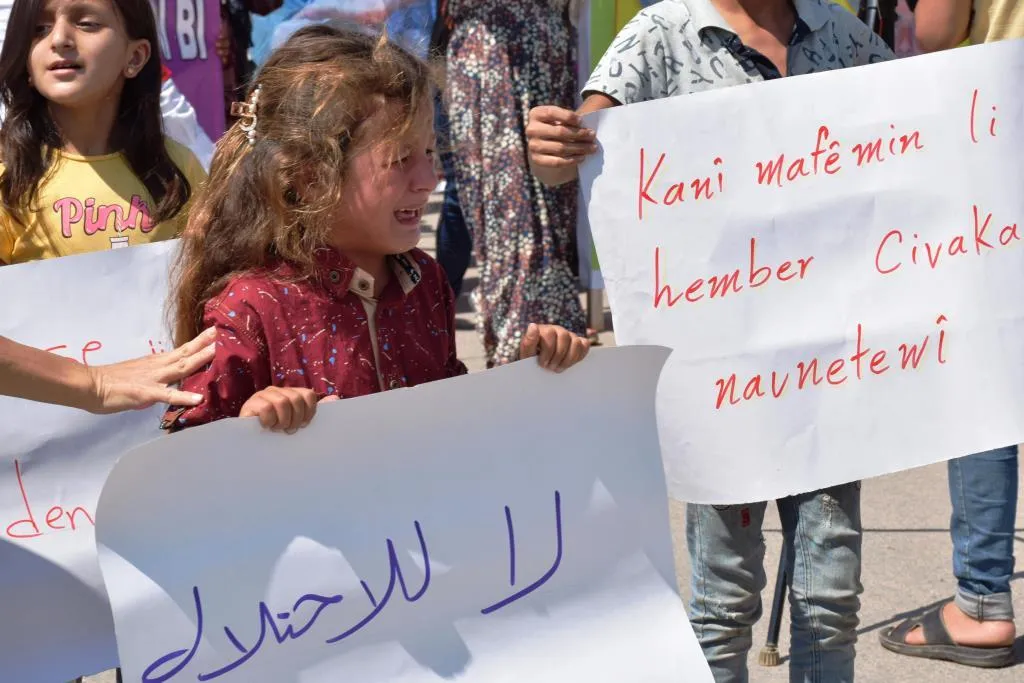 Şêniyên Kobanê li dijî êrişên dewleta Tirk a dagirker meşiyan