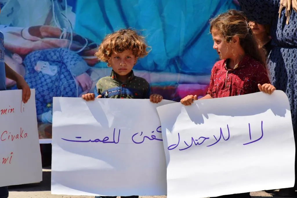 Şêniyên Kobanê li dijî êrişên dewleta Tirk a dagirker meşiyan