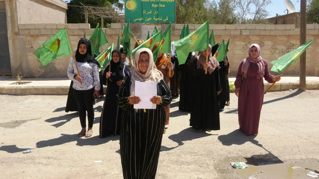 Jinan li Eyn Îsayê êrişên dewleta Tirk ên li ser Kobanê şermezar kirin